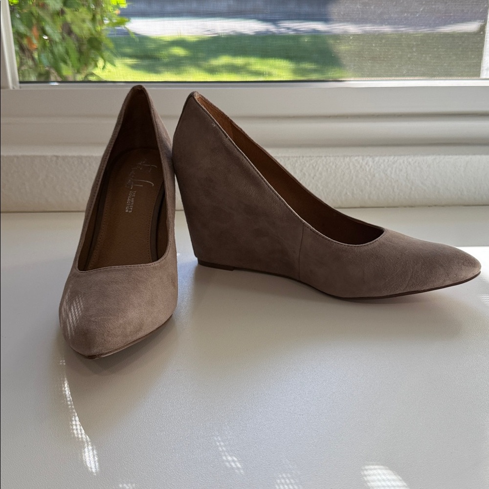 Franco Sarto The Artist’s Collection Tan Suede Pumps